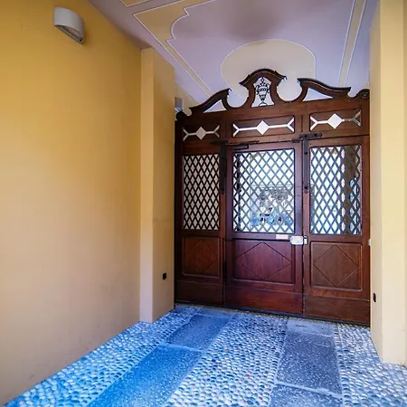 Sky Attic 72 - The House Of Travelers Apartamento Como Exterior foto