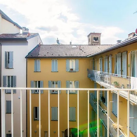 Sky Attic 72 - The House Of Travelers Apartamento Como Exterior foto